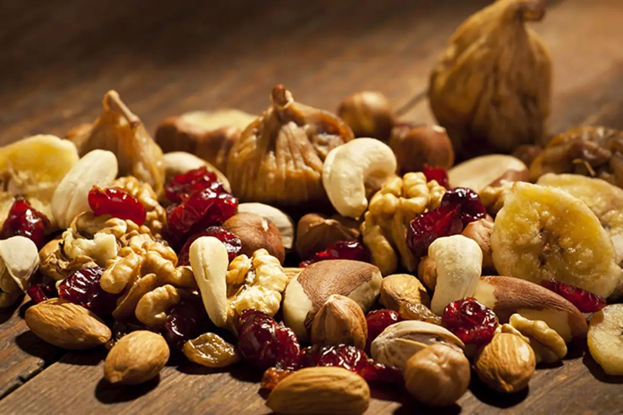 Non mangiare la frutta secca da sola: ecco l’abbinamento giusto per dimagrire e stare bene