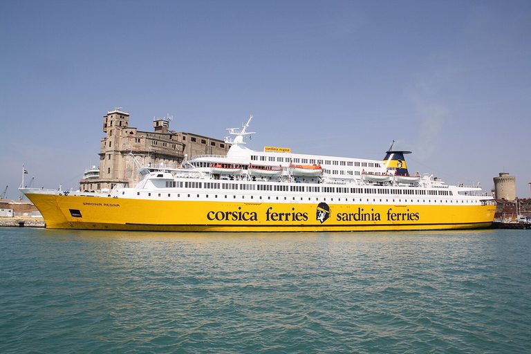 Come Arrivare in Sardegna: Traghetto o Aereo?